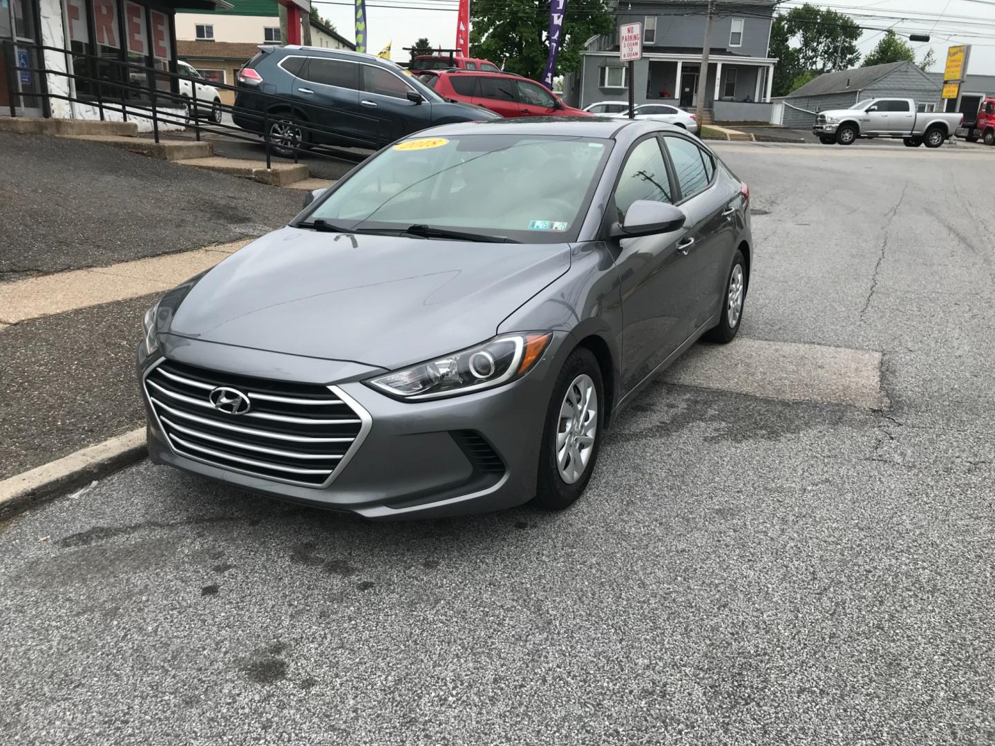 2018 Silver /Gray Hyundai Elantra SE (5NPD74LF3JH) with an 2.0 V4 engine, Automatic transmission, located at 577 Chester Pike, Prospect Park, PA, 19076, (610) 237-1015, 39.886154, -75.302338 - Photo#2